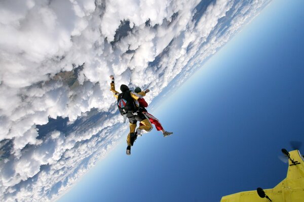 Parachutistes daoe sur fond de nuages ont sauté de l avion