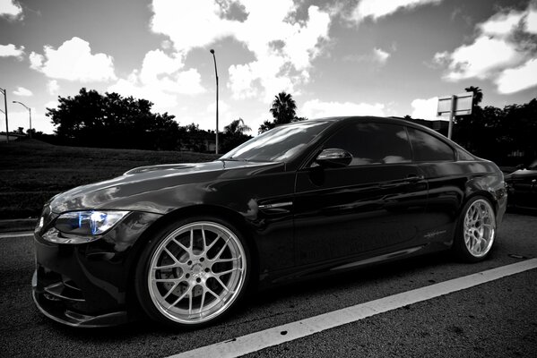 Schwarzer bmw m3 auf der Autobahn am Abend