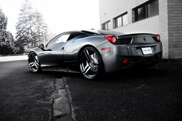 Ferrari d argento nel centro della città