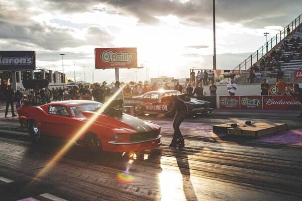 Ford Mustang rojo y negro en las carreras