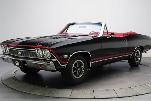 Noir avec des lignes rouges cabriolet Chevrolet SS