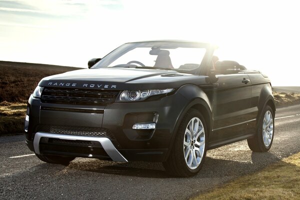 Crossover Land Rover se encuentra en la carretera