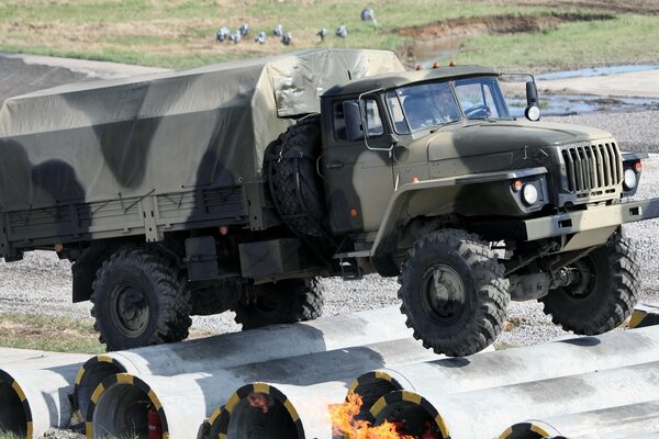 Camión militar Ural pasa prueba