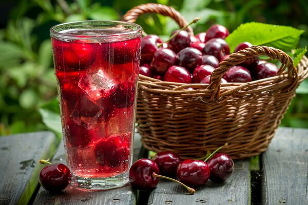 Ein Korb mit Sakura und ein Glas mit Kompott