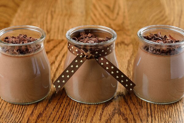 Dessert au chocolat dans un pot avec une pincée