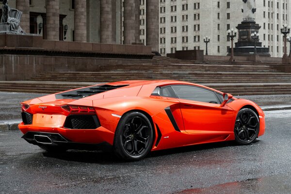 Pomarańczowy samochód sportowy Lamborghini LP700-4 Aventador tył