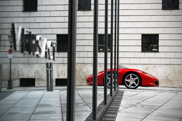 Spiegelwand. Reflexion des ferrari 458 italia