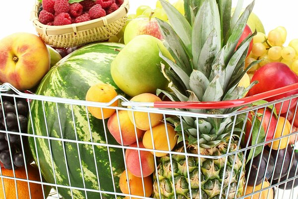 Panier d épicerie avec des baies et des fruits