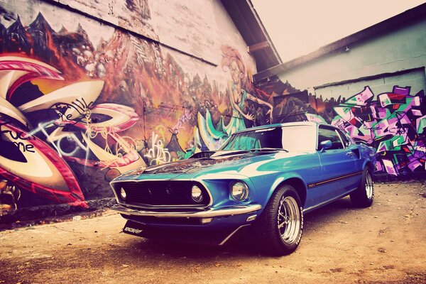 Ford Mustang 1969 entre graffiti