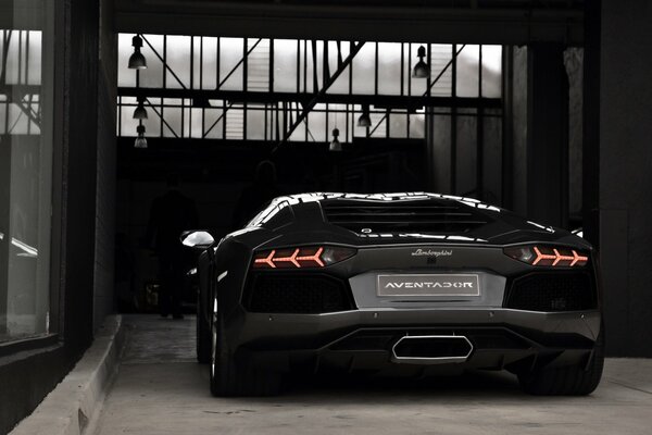 Czarny Lamborghini, Widok Z Tyłu opony czarnego