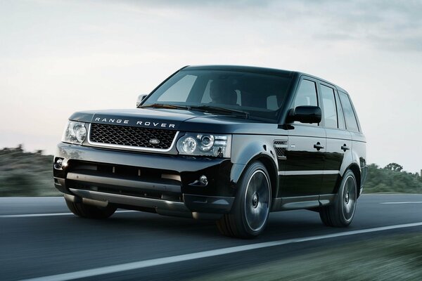 Sportlicher schwarzer Land Rover Jeep auf der Straße