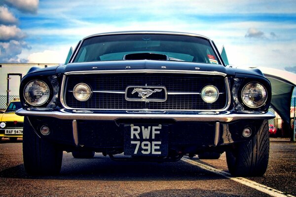 Ford Mustang auf dem Hintergrund der blauen Wolken