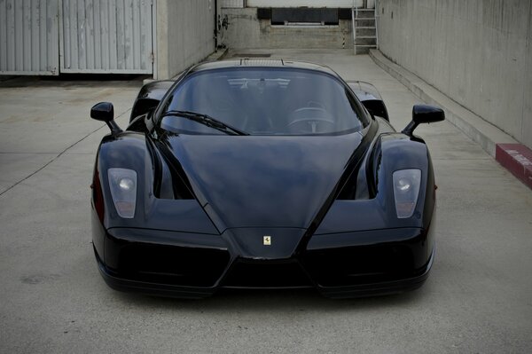 Ferrari noire dans un environnement urbain