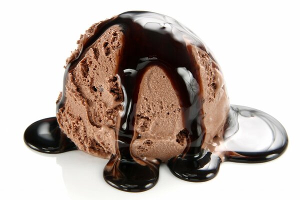 Pallina di gelato al cioccolato con sciroppo