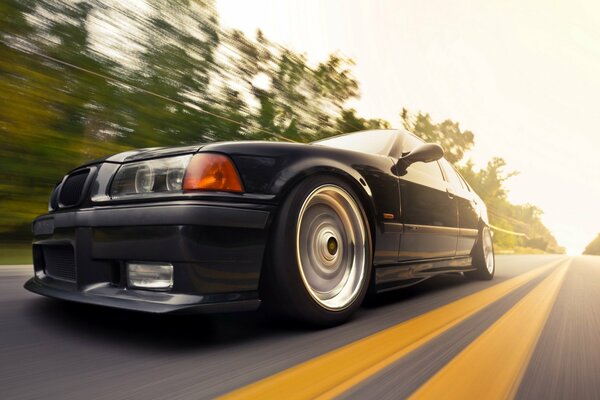 Voiture de vitesse BMW sur la route