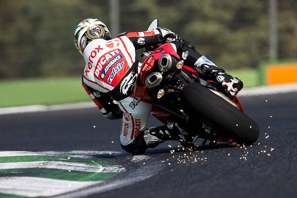 In pista, una moto ad alta velocità Ducati pilota fa una svolta