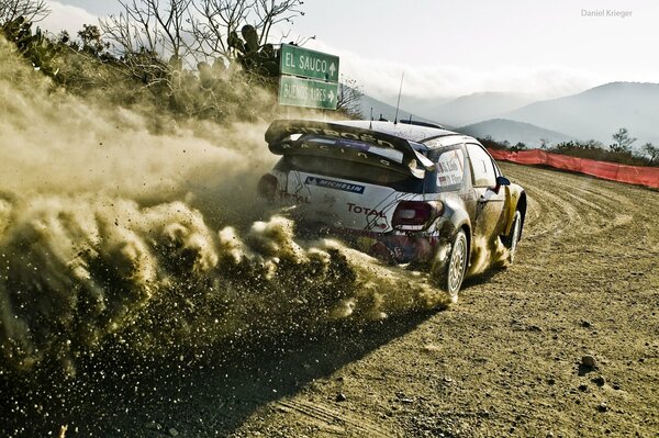 Une voiture de course laisse une trace