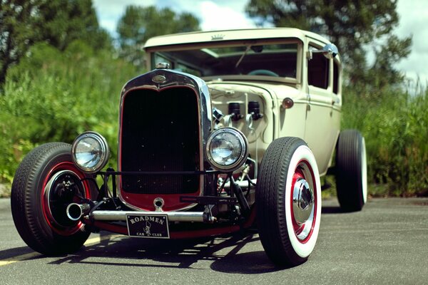 Ford oldcar classico nel parcheggio