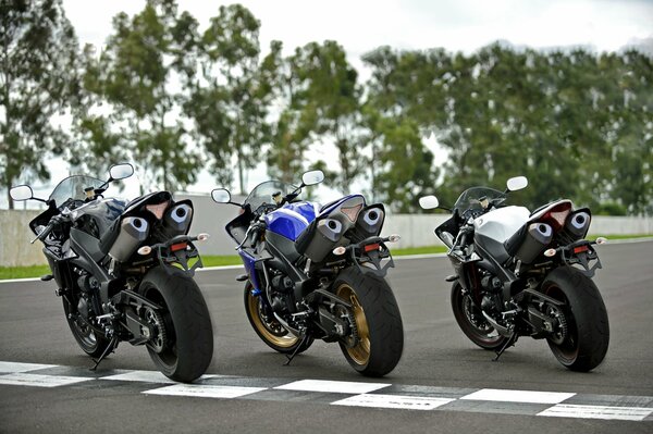 Drei Yamaha-Sportbikes reihen sich auf der Straße aneinander