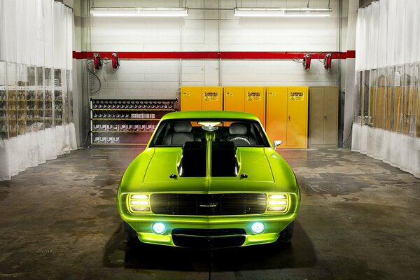 Belle art avec Chevrolet Camaro dans le garage