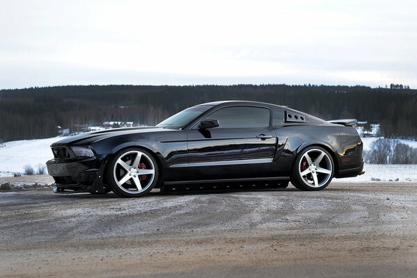 Vue horizontale d une Mustang noire