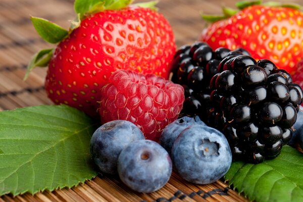 Mélange de baies, fraises, bleuets et framboises