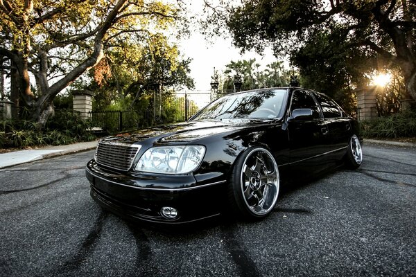 El Lexus negro con estilo es hermoso en un día soleado