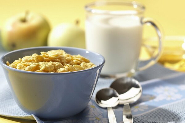 Imbiß. Cornflakes, eine Tasse Milch und Äpfel