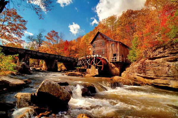 Красивая природа с водяной мельницей