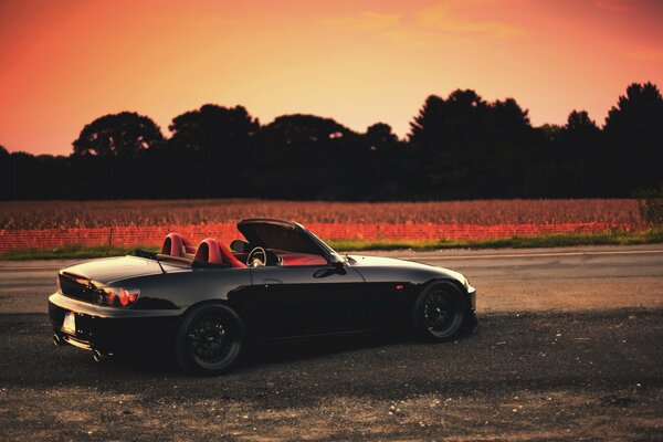 Voiture honda S2000 sur fond de coucher de soleil