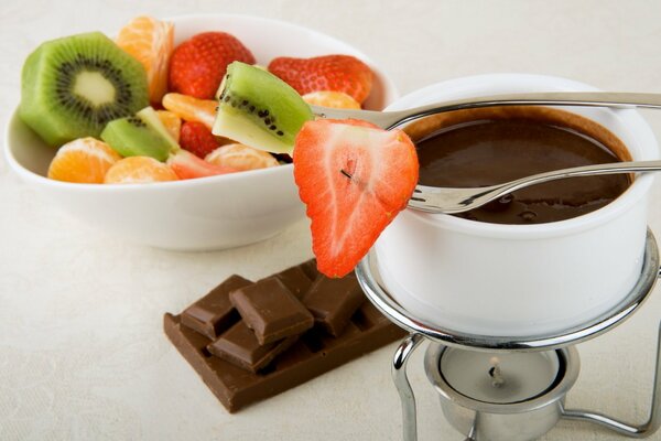 Frutta con cioccolato caldo e dolce