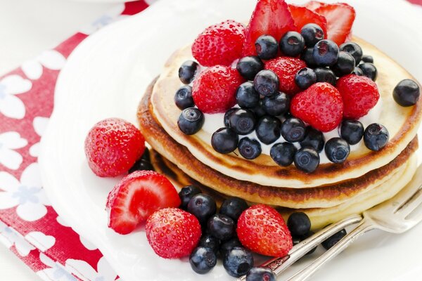 Crêpes aux baies. Fraises et bleuets