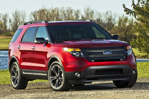 SUV rouge dans la nature près de l étang