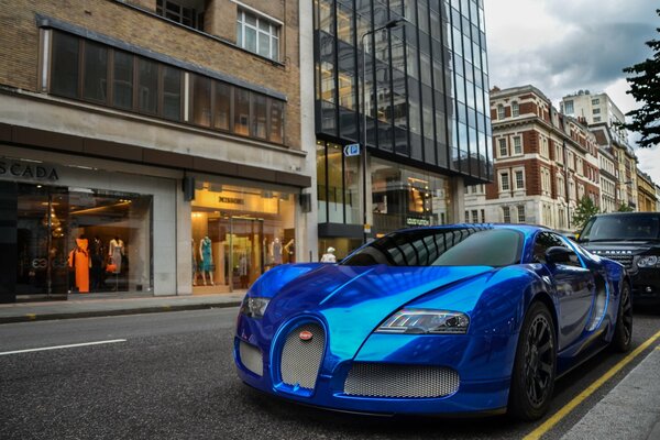 Blauer Bugatti auf der Straße in der Stadt