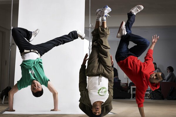 Tres chicos bailando Breakdance