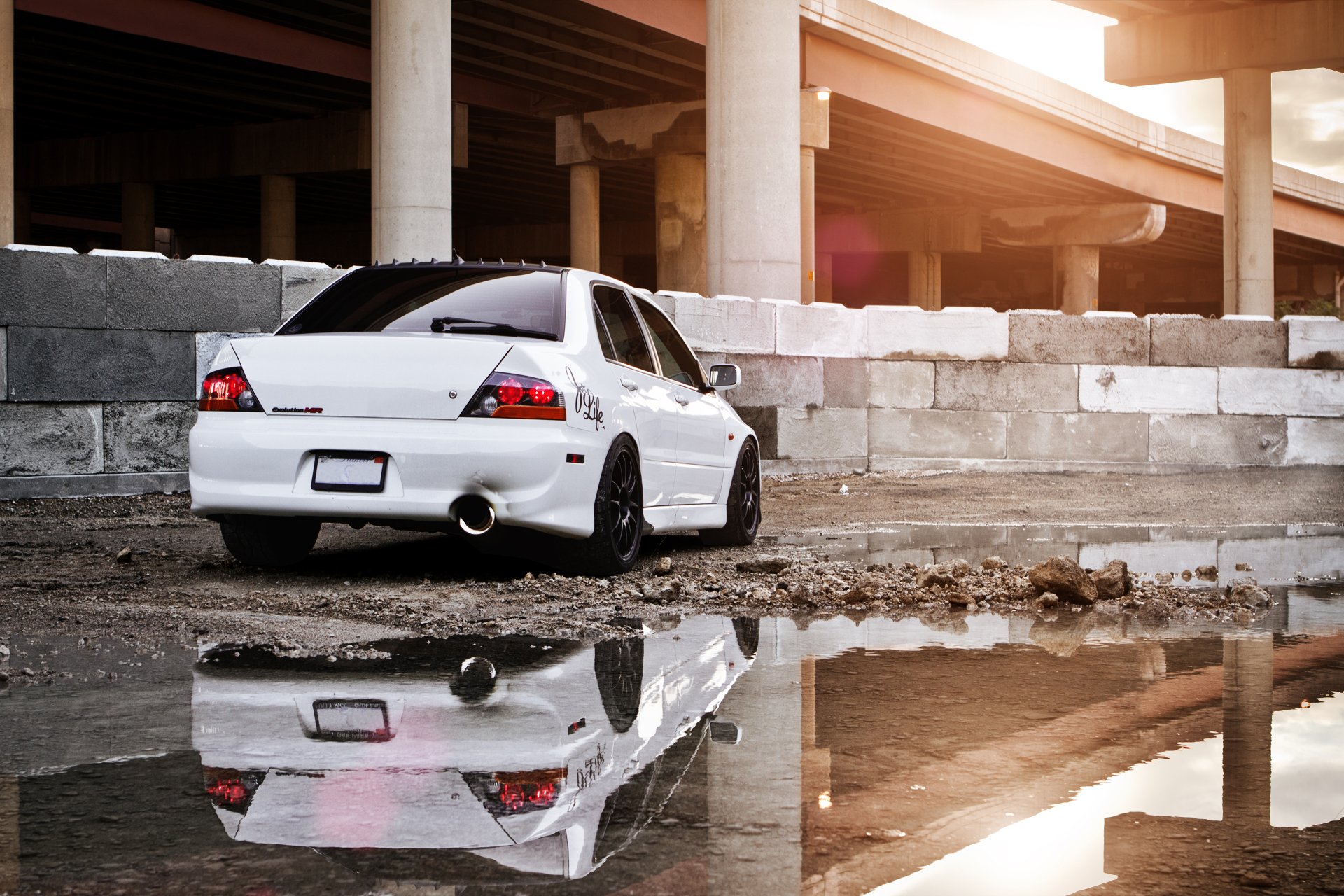 mitsubishi profession évolution evo mitsubishi lancer blanc chantier flaque d eau réflexion