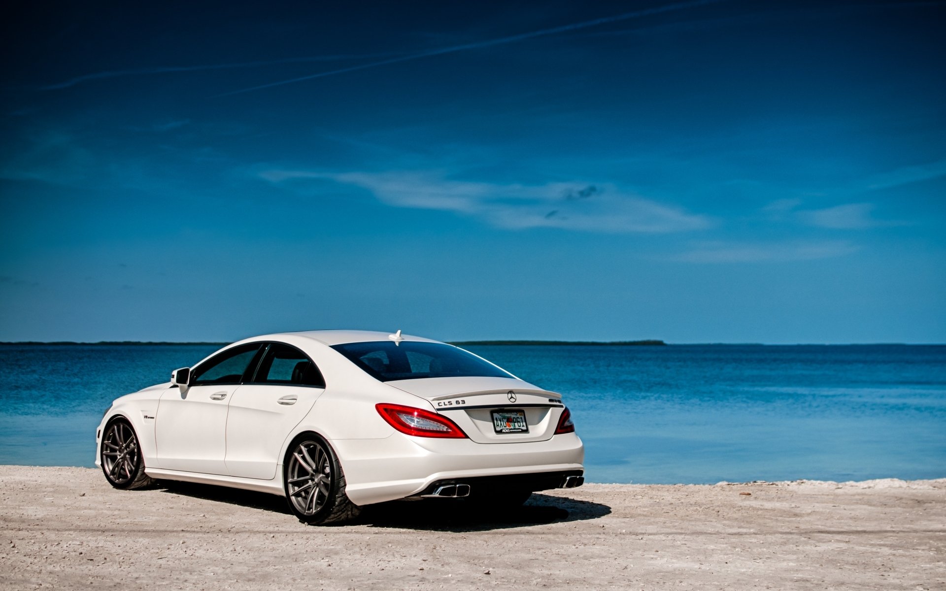 mercedes-benz cls63 amg mercedes cls63 amg weiß rückansicht ufer wasser himmel