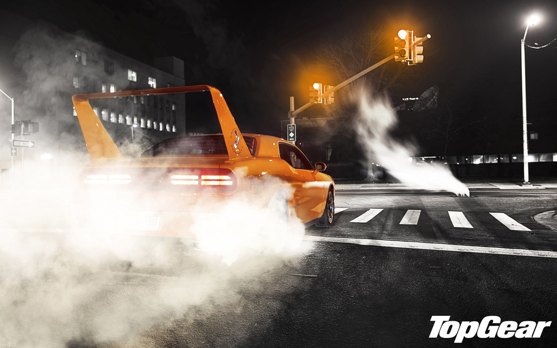 top gear top gear top gear beste tv-sendung hps superbird ausweichen challenger rückansicht muscle car muscle car orange tuning spoiler flügel rauch nacht straße ampel