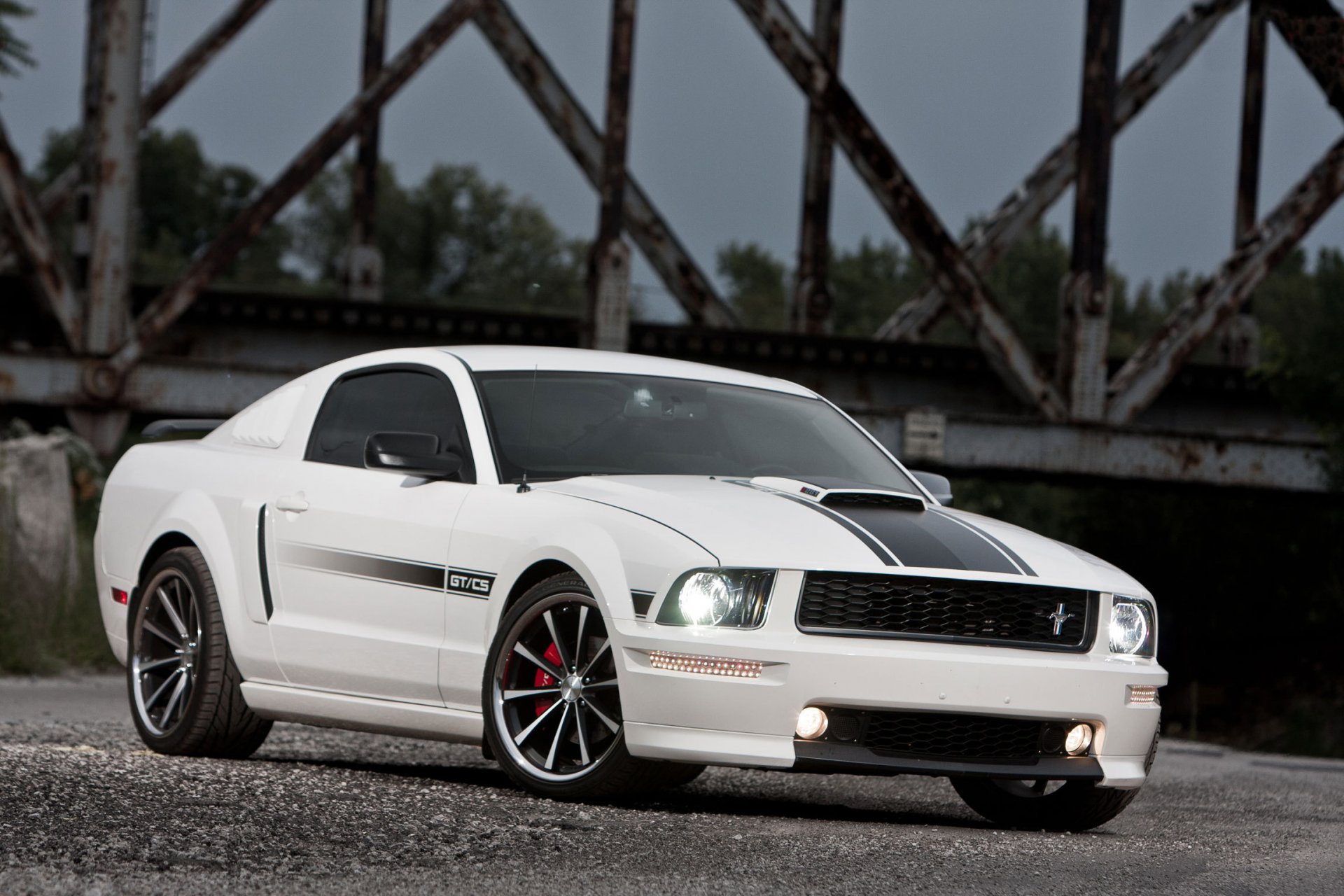 ford mustang gt / cs white muscle car bridge