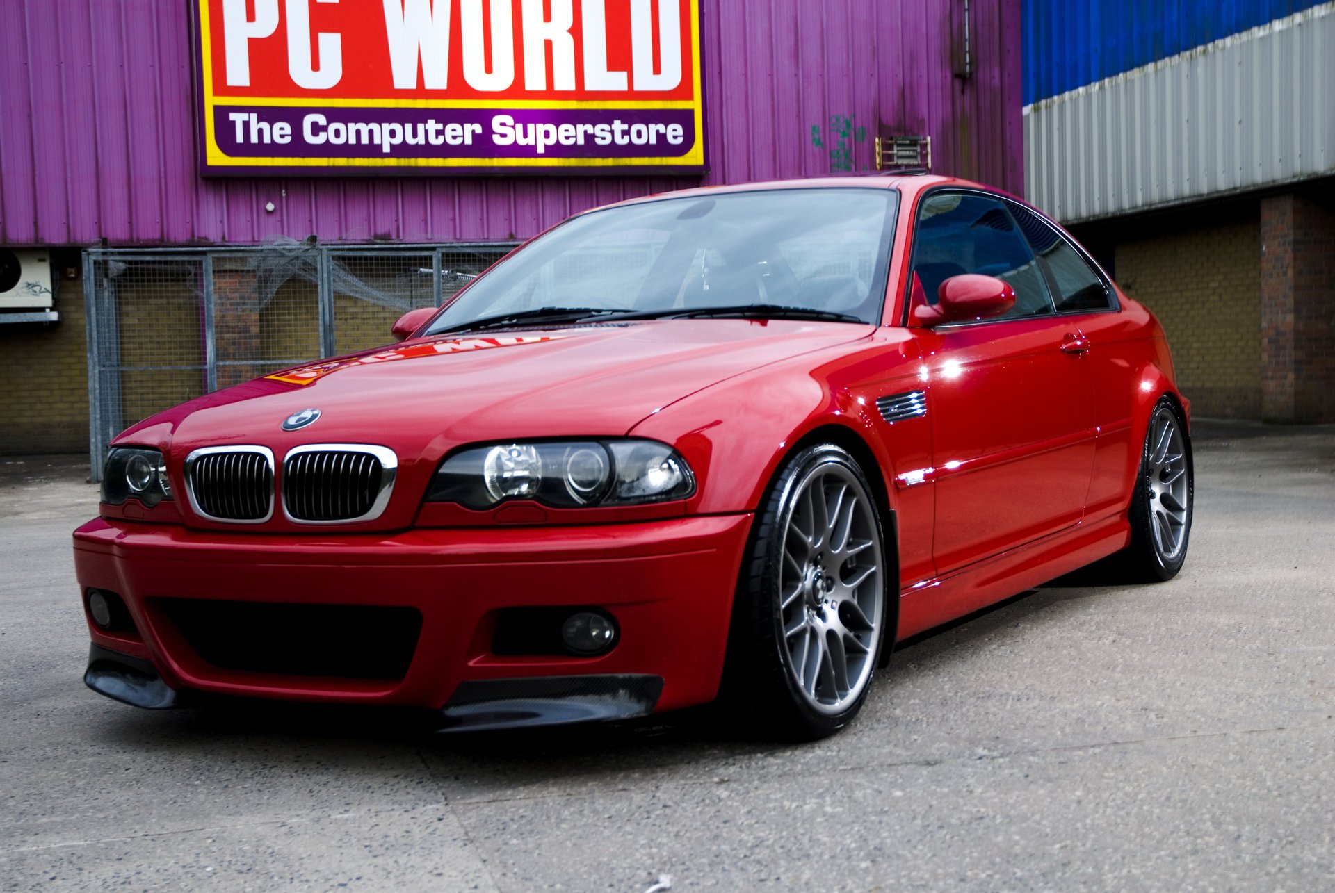 bmw m3 e46 rojo bmw rojo patio trasero pared valla aire acondicionado letrero vidrio reflexión