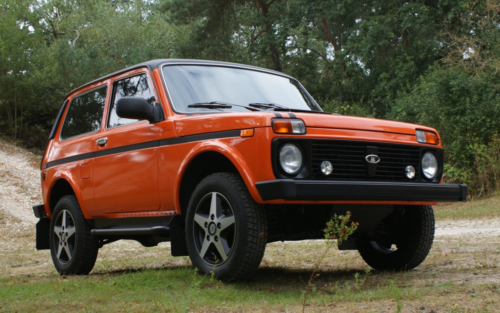 lada 4x4 tsarina niva jeep suv front orange tuning forest background