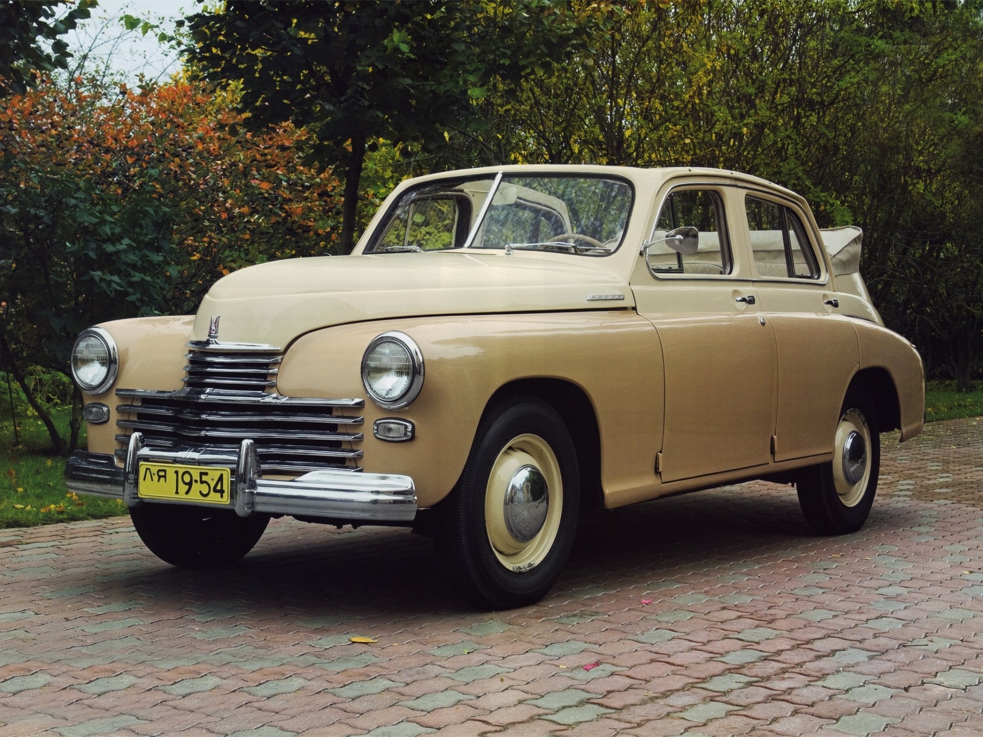 gaz m-20 vittoria convertibile 1949 classico anteriore sfondo beige