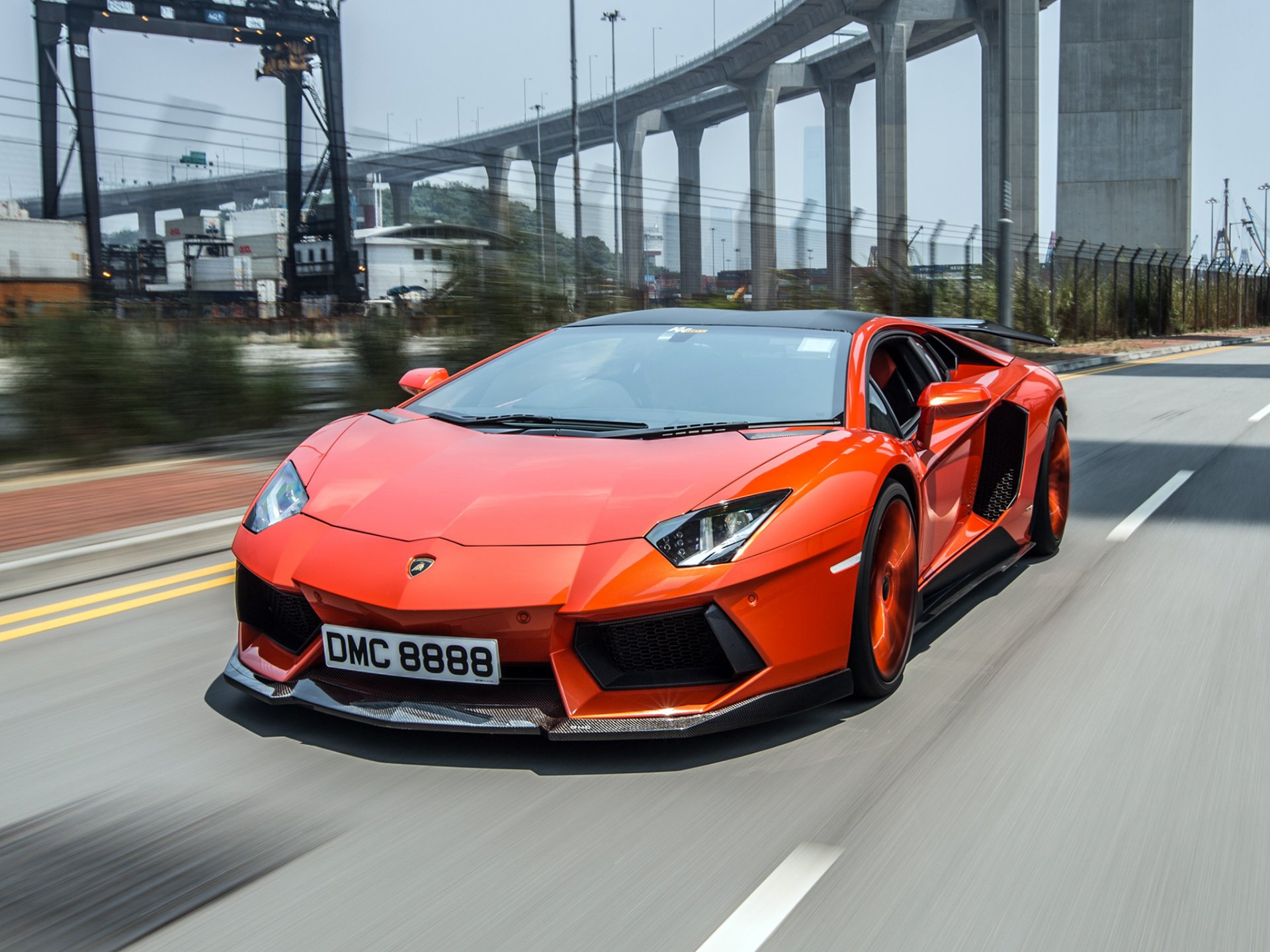 lamborghini aventador lp900-4 molto veloce aventador vista frontale traffico ponte strada