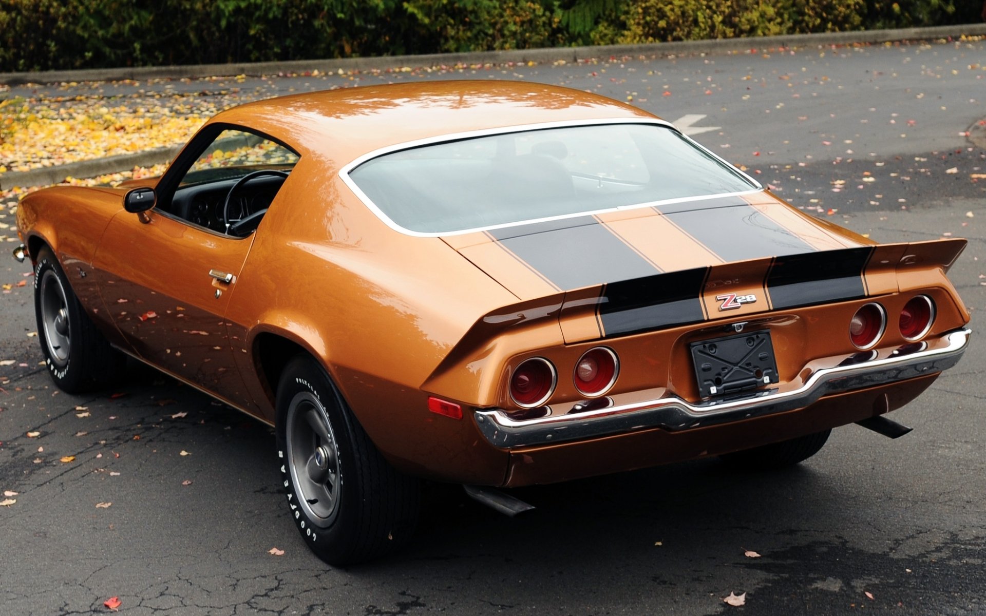 chevrolet camaro z28 1971 chevrolet camaro coupé vue arrière orange muscle car muscle car feuilles fond