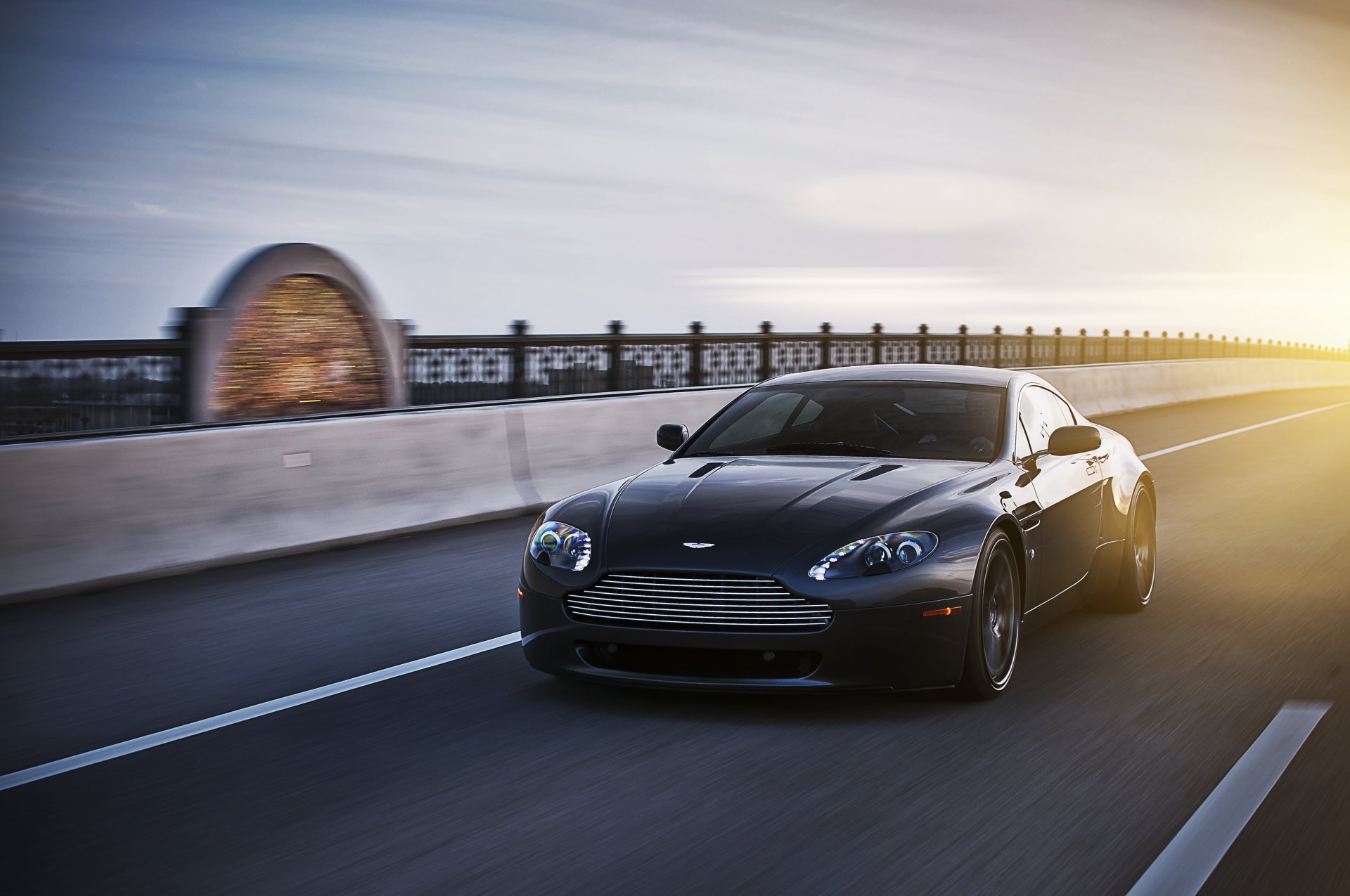 aston martin v8 vantage czarny aston martin prędkość słońce blask