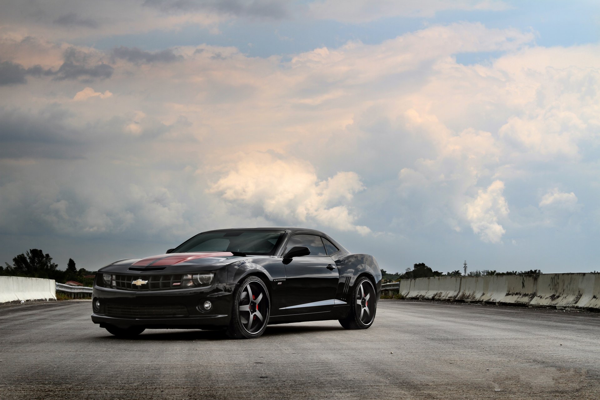 chevrolet camaro ss blacksky nuages chevrolet camaro rayures rouges route ciel nuages