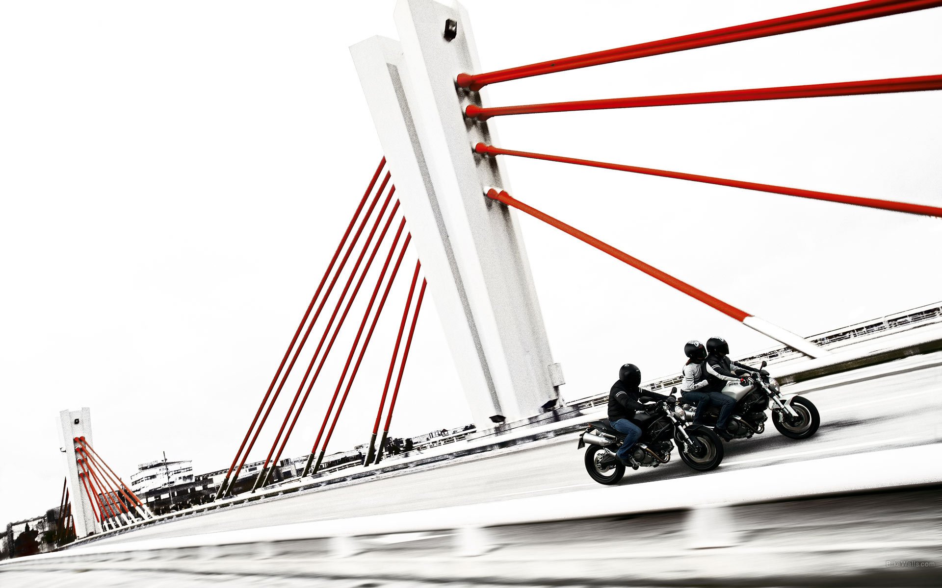 ducati brücke motorradfahrer