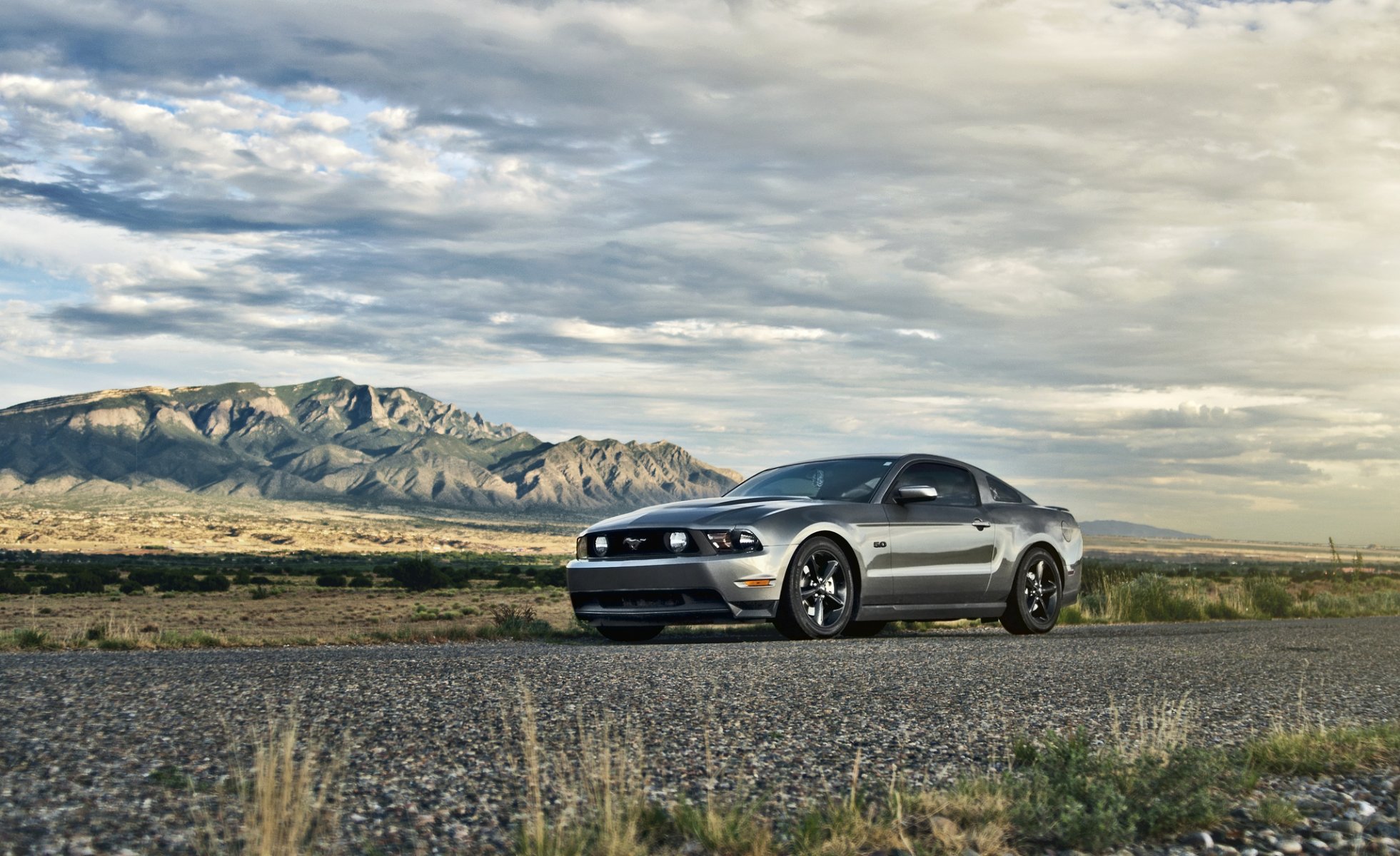 ford mustang 5.0 gt silber muscle car vorne silber muscle car berge himmel