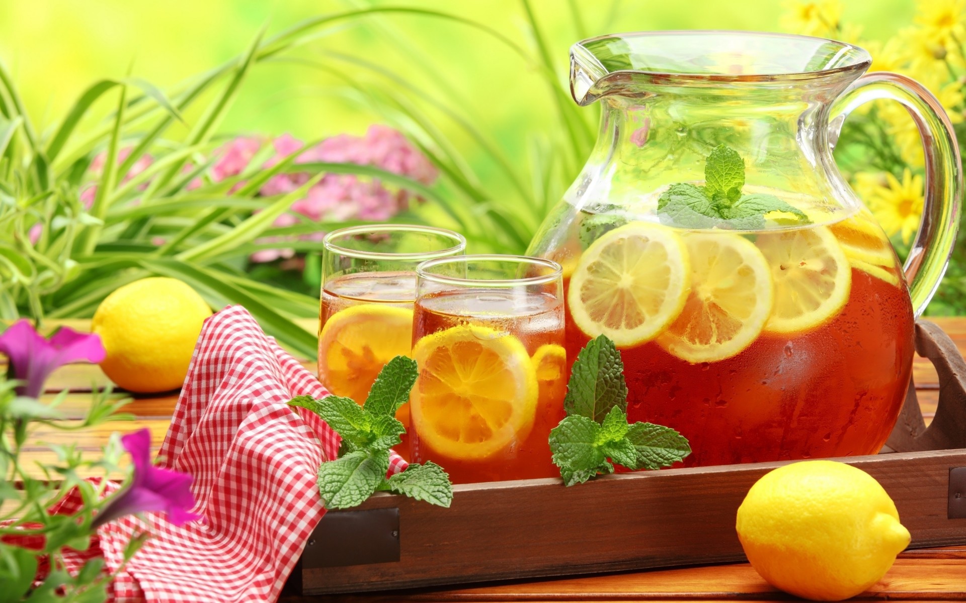 verde limone caraffa fiori tè menta vetro tavolo tovagliolo bere