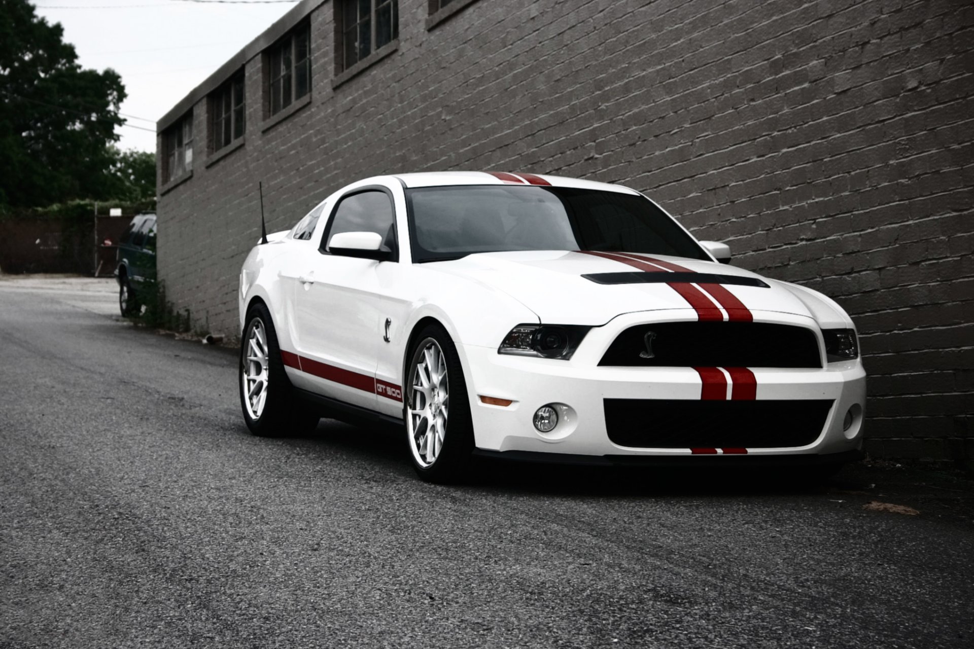 mustang shelby ford gt500 bianco strisce strisce rosse strada parete